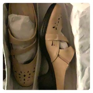 Easy street comfort slides. New. Never worn